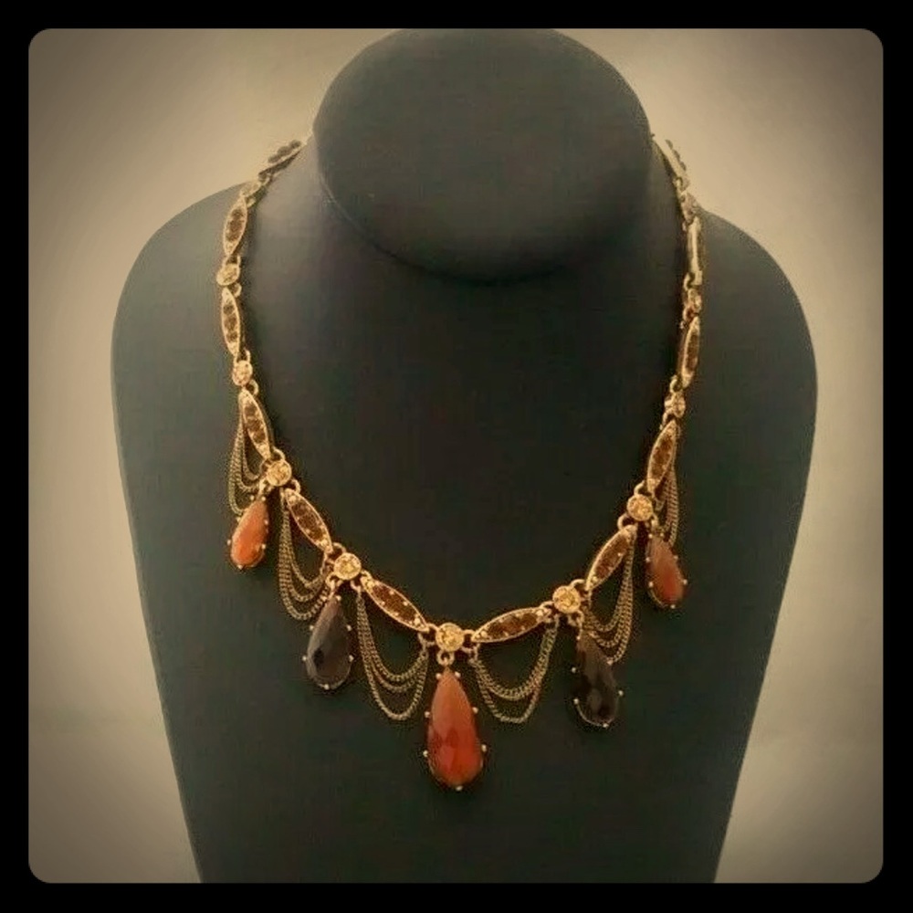 VTG GLAMOROUS NECKLACE. VICTORIA DAYS! GOLD TONE
